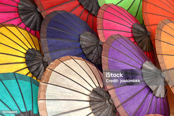 Varietà Di Colorati Asiatica Ombrelloni Sul Display - Fotografie stock e altre immagini di Blu