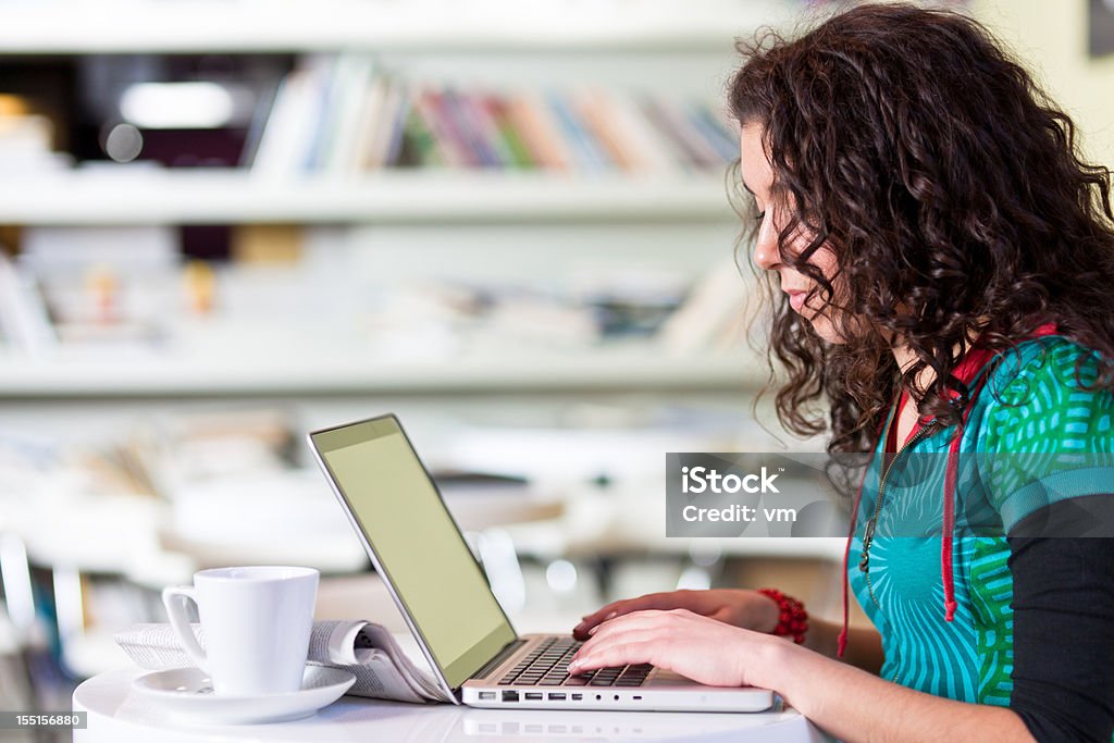 Jovem mulher na biblioteca - Royalty-free 20-24 Anos Foto de stock