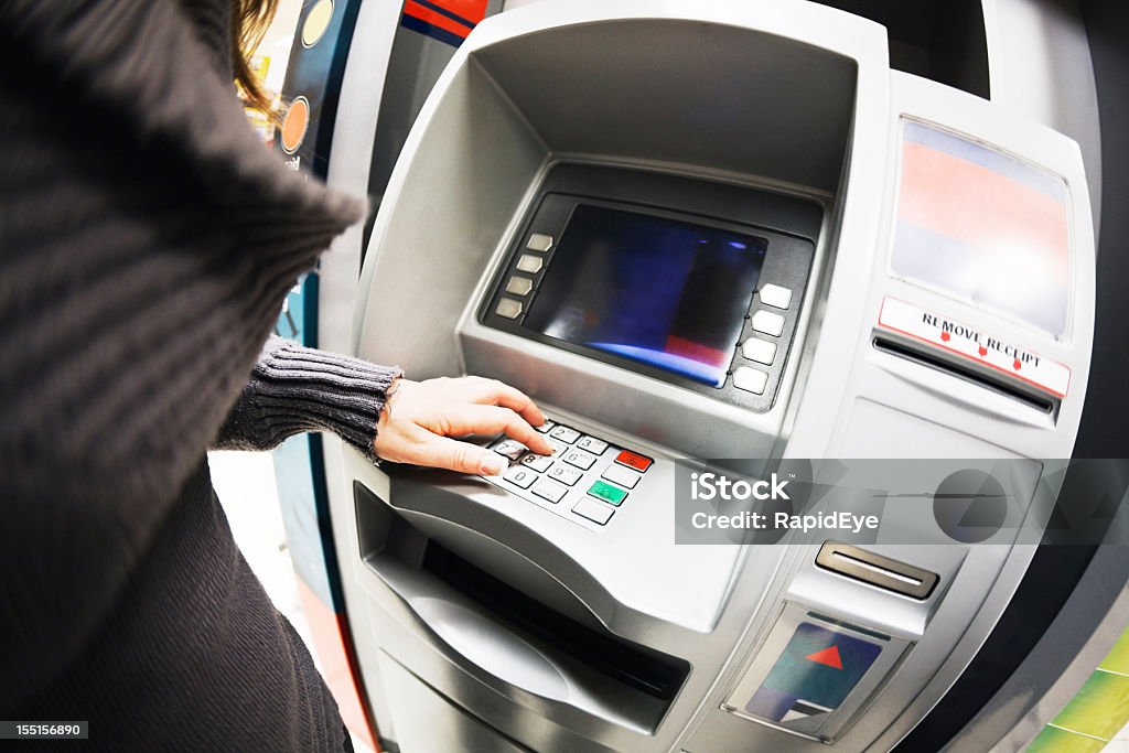 Femme main entre Détails de la banque distributeur automatique de billets - Photo de Acheter libre de droits