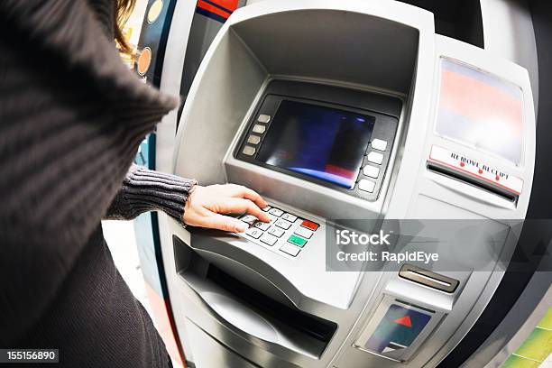 Rękę Kobiety Wprowadza Informacje Dotyczące Banku Atm Maszyna - zdjęcia stockowe i więcej obrazów Automat na pieniądze