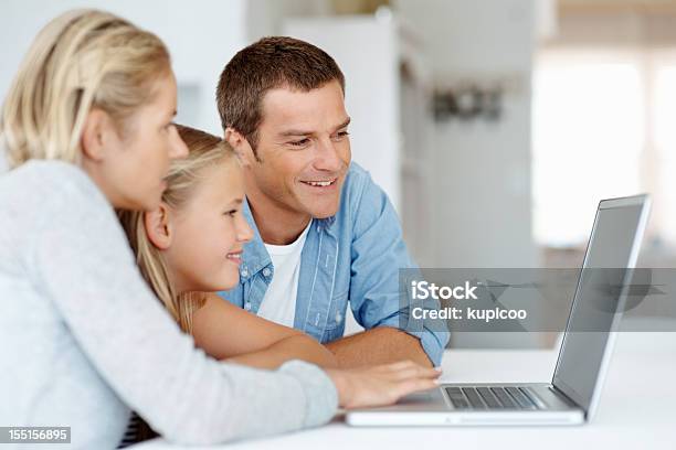 Família Usando Um Computador Portátil - Fotografias de stock e mais imagens de 20-29 Anos - 20-29 Anos, 30-39 Anos, Adulto