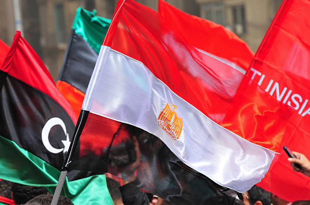 bandera de libia, egipto, y túnez (tahrir square, el cairo, egipto - libyan flag fotografías e imágenes de stock