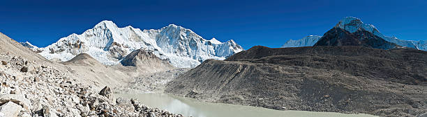 morrena wilderness snow mountain glaciar picos panorama himalayas nepal - glacier himalayas frozen lake fotografías e imágenes de stock