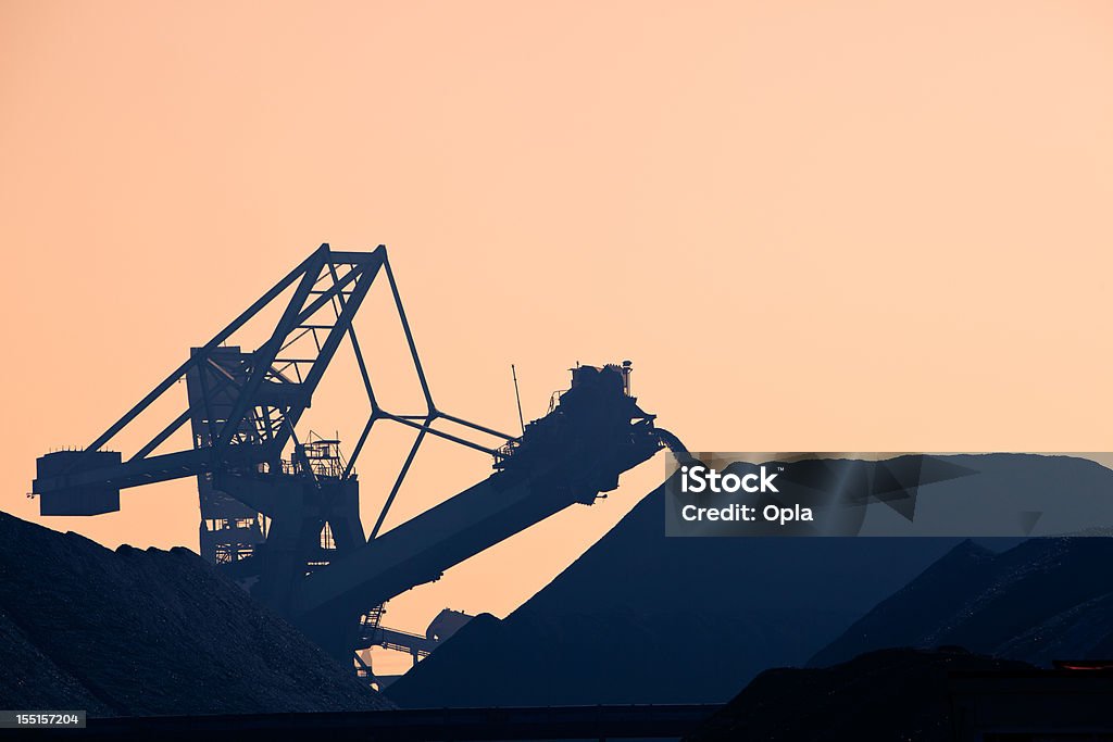 Silhouette of a coal conveyor belt - Royalty-free Lopende band Stockfoto