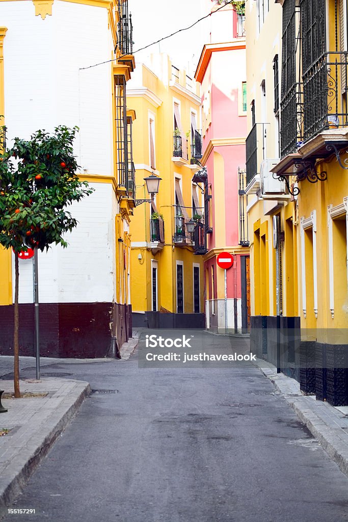 Wąska Ulica w zabytkowe centrum Sevilla - Zbiór zdjęć royalty-free (Andaluzja)