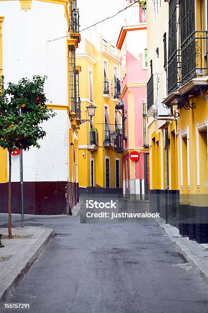 Wąska Ulica W Zabytkowe Centrum Sevilla - zdjęcia stockowe i więcej obrazów Andaluzja - Andaluzja, Architektura, Asfalt