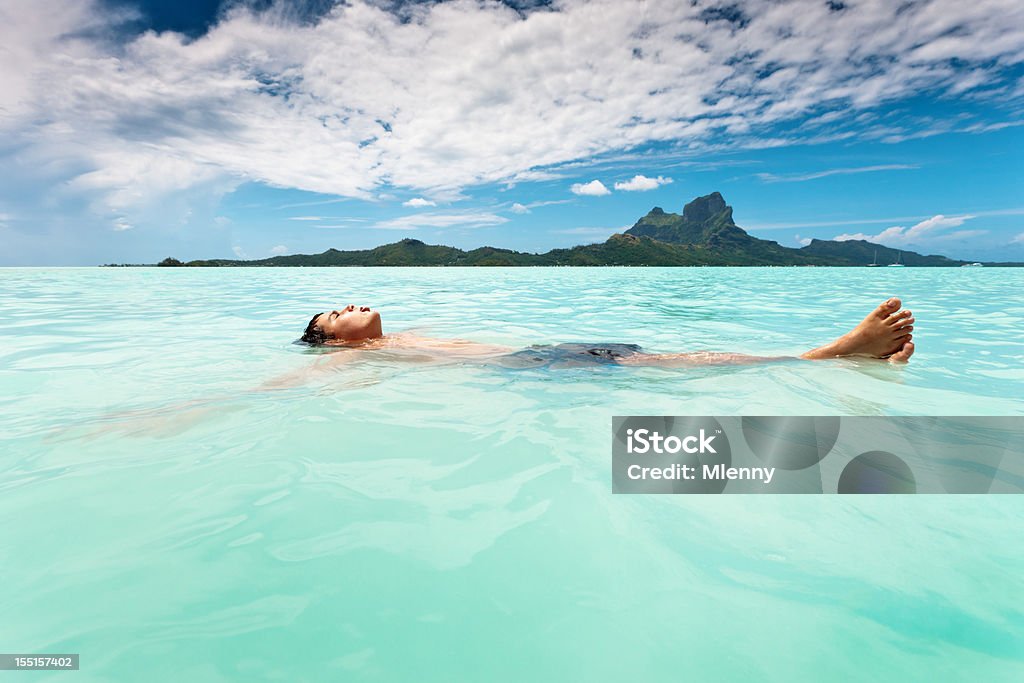 Bora-Bora Island chłopiec relaksujący w South Pacific Ocean Lagoon - Zbiór zdjęć royalty-free (10-11 lat)