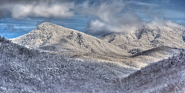 montagne fumose inverno panoramica - great smoky mountains gatlinburg great smoky mountains national park appalachian mountains foto e immagini stock