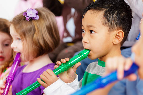 escuela preescolar niños en clase de música - recorder fotografías e imágenes de stock