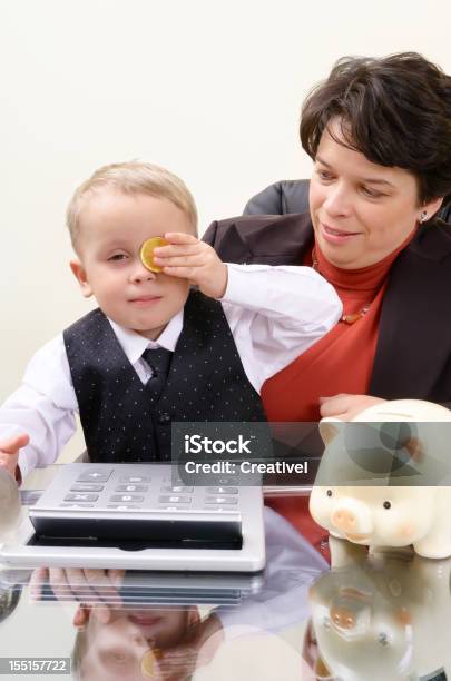 Niños Y Dinero Concepto Foto de stock y más banco de imágenes de Ahorros - Ahorros, Aprender, Hijo