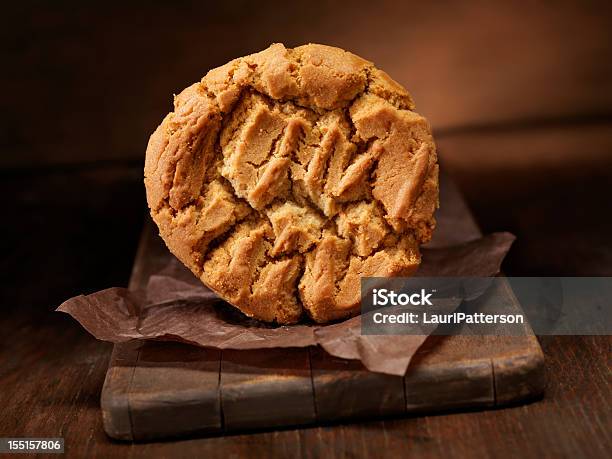 Realmente Gran Galleta De Mantequilla De Cacahuete Foto de stock y más banco de imágenes de Galleta de mantequilla de cacahuete - Galleta de mantequilla de cacahuete, Alimento, Cacahuete - Fruto seco