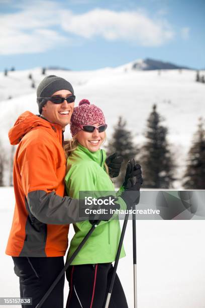 Foto de Casal Desfruta De Esqui Fora De e mais fotos de stock de Casal - Casal, Esqui cross-country, Inverno