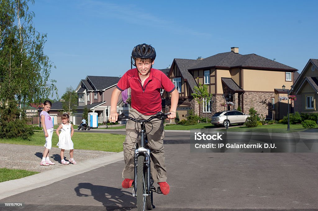 Молодой мальчик на велосипеде на пригородных улицы - Стоковые фото Семья роялти-фри