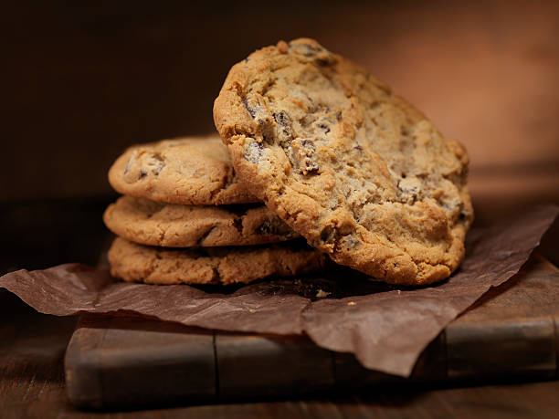 толстый печенье с кусочками шоколада - chewy стоковые фото и изображения