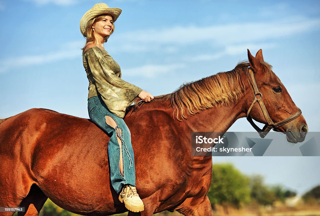 Junge Frau auf einem Pferd im Freien - Lizenzfrei Agrarbetrieb Stock-Foto