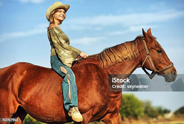 Junge Frau Auf Einem Pferd Im Freien Stockfoto und mehr Bilder von Agrarbetrieb - Agrarbetrieb, Aktivitäten und Sport, Bewegung