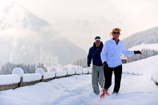 para na śniegu - snowshoeing snowshoe child winter zdjęcia i obrazy z banku zdjęć