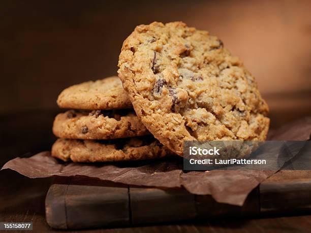 Foto de Cookies De Aveia Com Passas e mais fotos de stock de Farinha de Aveia - Farinha de Aveia, Biscoito, Cookie de Passas