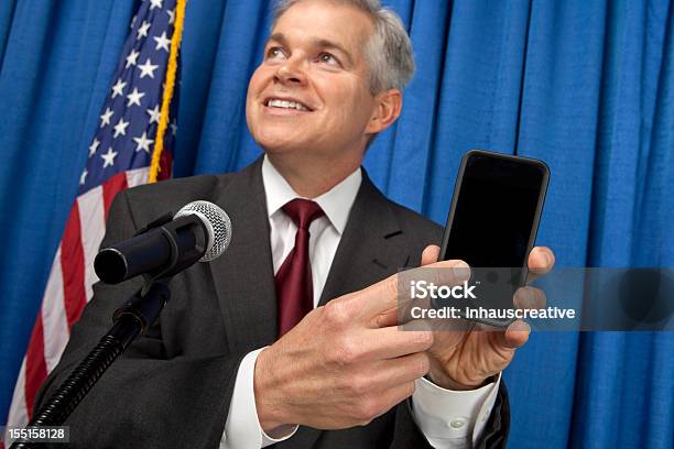 Biznesmen Trzymając Inteligentny Telefon - zdjęcia stockowe i więcej obrazów Polityka - Polityka, Tablet, 50-54 lata