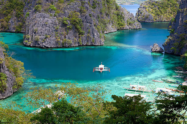 lagon bleu à kayangan lac, coron island, philippines - palawan photos et images de collection
