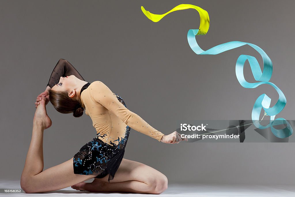 Gymnaste féminine sur fond gris - Photo de Gymnastique rythmique et sportive libre de droits