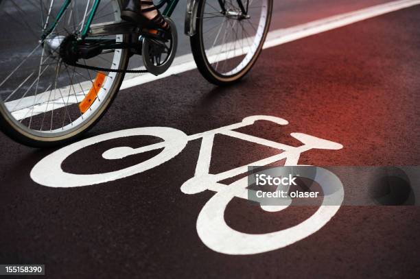 Rosso Luce Che Riflette In Pista Ciclabile - Fotografie stock e altre immagini di Pista ciclabile - Pista ciclabile, Bicicletta, Città