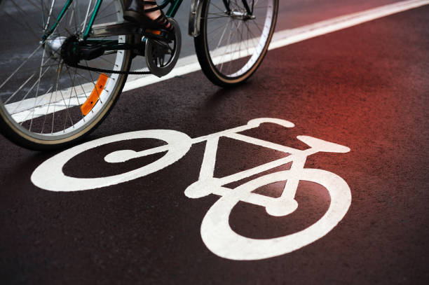 luz vermelha refletindo na pista de bicicletas - bicycle sign symbol bicycle lane - fotografias e filmes do acervo