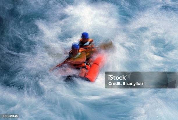 Rafting En Aguas Bravas Foto de stock y más banco de imágenes de Movimiento borroso - Movimiento borroso, Remo, Accesorio de cabeza