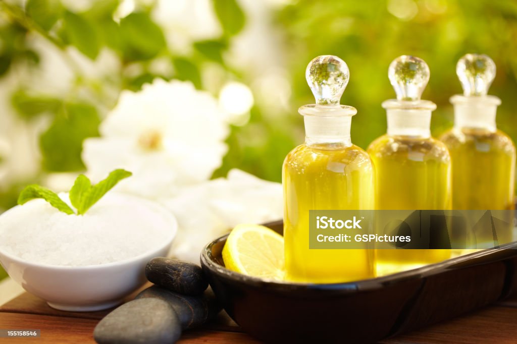 Esfoliação de óleo de massagem garrafas e Esfoliação no spa - Foto de stock de Aromaterapia royalty-free