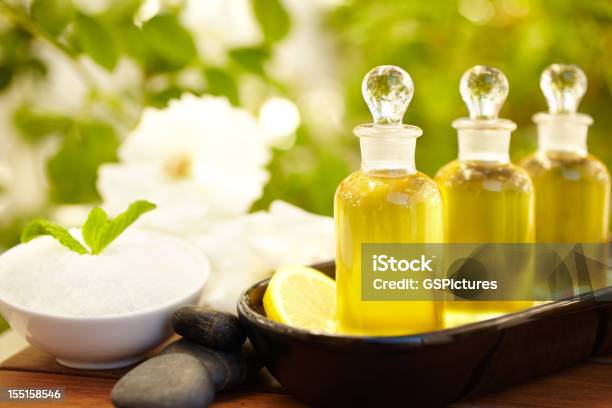 Foto de Esfoliação De Óleo De Massagem Garrafas E Esfoliação No Spa e mais fotos de stock de Aromaterapia