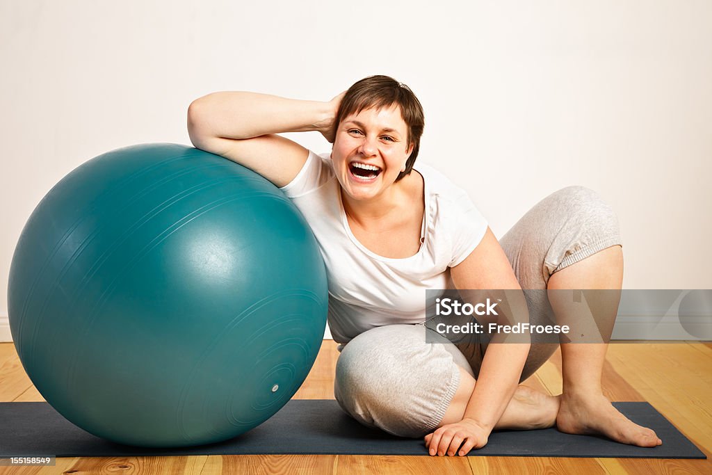 Mulher com bola de ginástica - Foto de stock de Pilates royalty-free