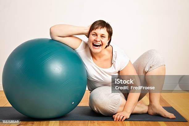 Foto de Mulher Com Bola De Ginástica e mais fotos de stock de Pilates - Pilates, Bola, Gordo