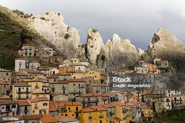 Castelmezzano Città - Fotografie stock e altre immagini di Basilicata - Basilicata, Cittadina, Composizione orizzontale