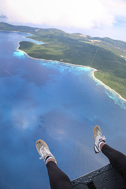 이동 전에 - skydiving parachute parachuting helicopter 뉴스 사진 이미지