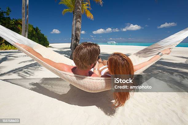 Photo libre de droit de Couple De Détente Dans Un Hamac Sur Une Plage De Sable banque d'images et plus d'images libres de droit de Hamac