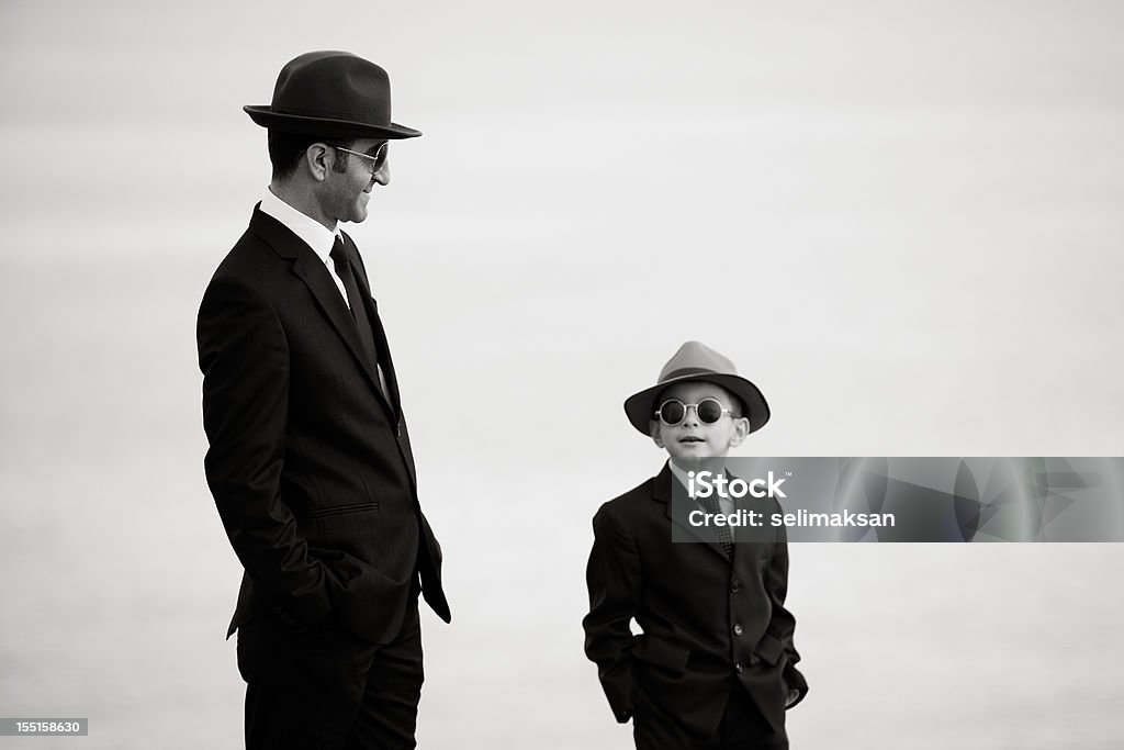 Padre e figlio In posa In indumenti simili - Foto stock royalty-free di Padre