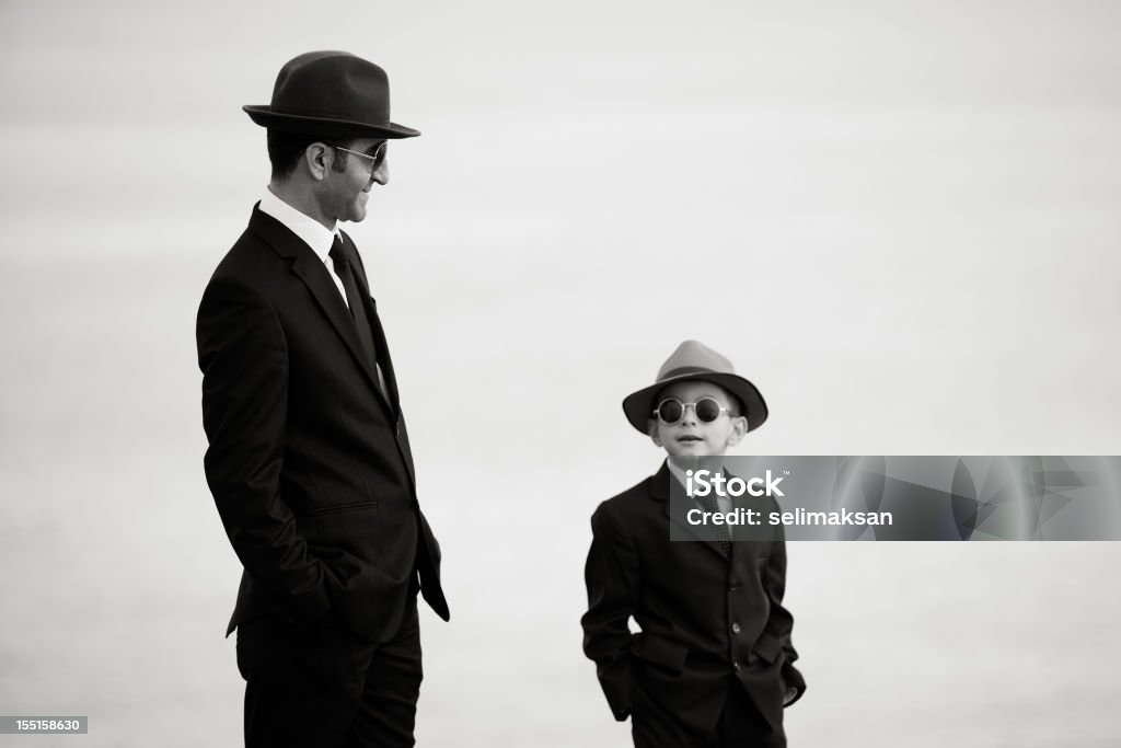 Pai e filho a posar em roupa semelhantes - Royalty-free Pai Foto de stock