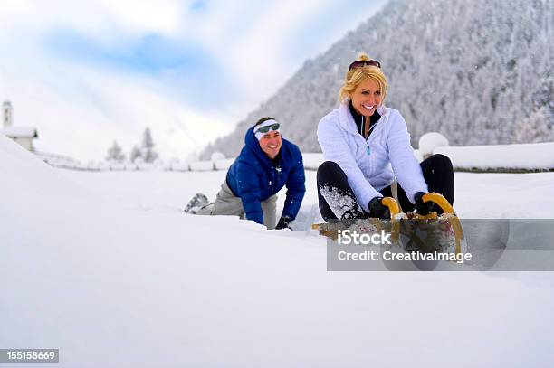 Młoda Kobieta I Mężczyzna Reniferów W Śniegu - zdjęcia stockowe i więcej obrazów Alpy - Alpy, Biały, Czynność