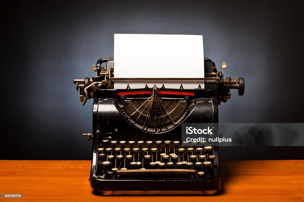 Черный Пишущая машинка с пустым белая бумага Застрявший - Стоковые фото Machinery роялти-фри