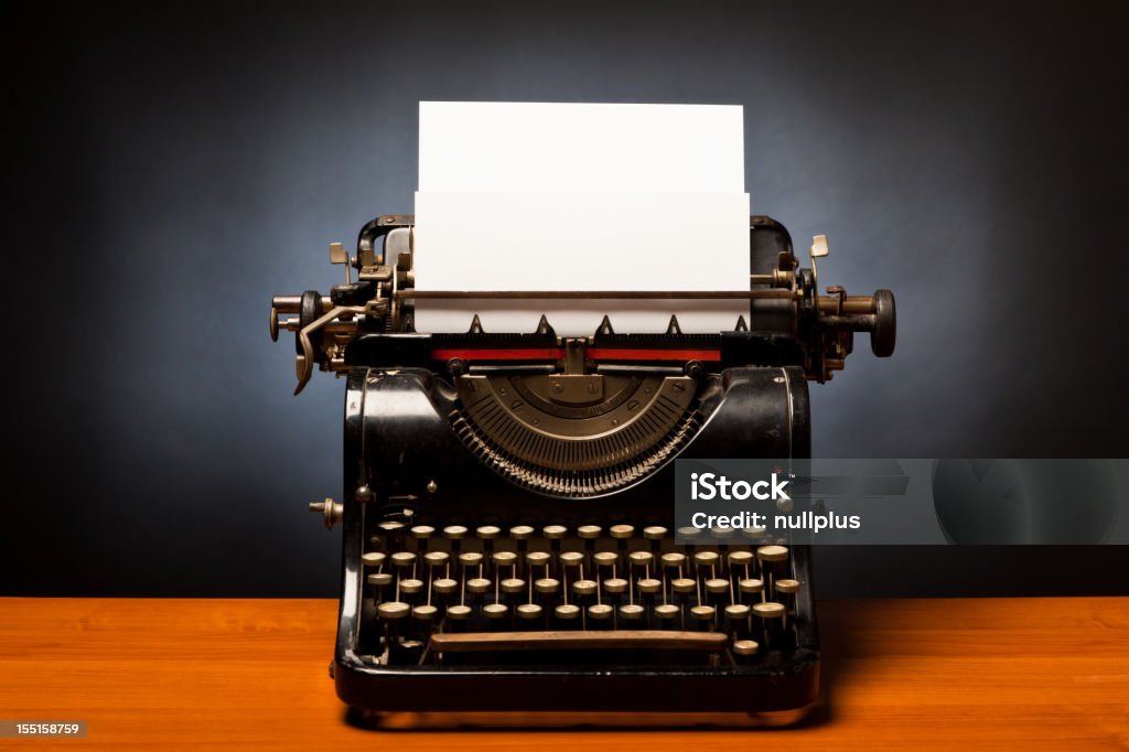Machine à écrire avec feuille de papier - Photo de Machine à écrire libre de droits