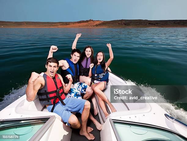 Begeistert Freunde Bootfahren Stockfoto und mehr Bilder von Motorboot - Motorboot, Freundschaft, Wasserfahrzeug