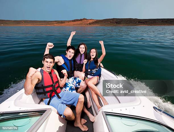 Excitación Amigos Navegación Foto de stock y más banco de imágenes de Embarcación a motor - Embarcación a motor, Amistad, Embarcación marina