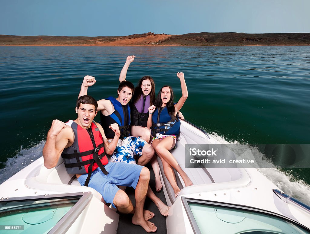 Excited друзья Катание на лодках - Стоковые фото Моторная лодка роялти-фри