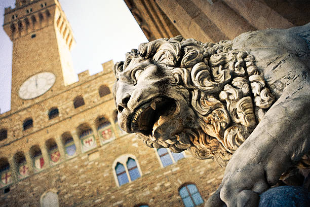 palazzo estatua de león viejo con textura sucia agregado, florencia - piazza della signoria fotografías e imágenes de stock