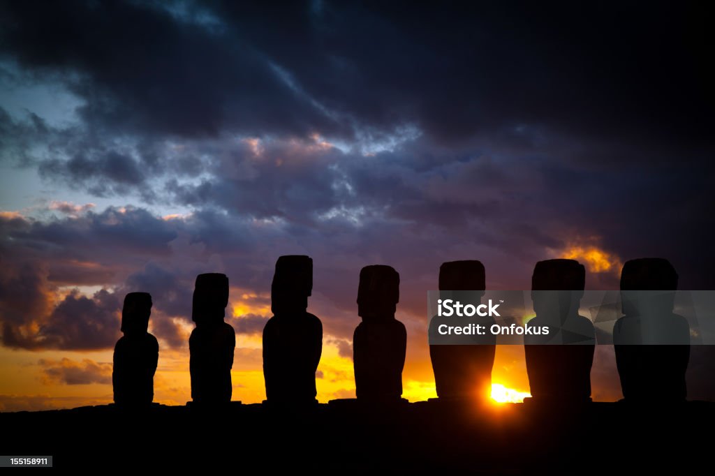 Ahu Tongariki Moais ao nascer do sol na Ilha de Páscoa, Chile - Royalty-free Ilha de Páscoa Foto de stock