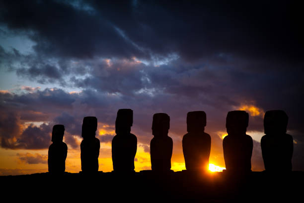 ahu tongariki moais ao nascer do sol na ilha de páscoa, chile - moai statue statue ancient past imagens e fotografias de stock