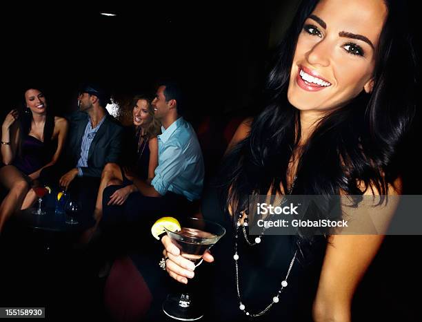 Schöne Brunette Sie Eine Nacht Stockfoto und mehr Bilder von Alkoholisches Getränk - Alkoholisches Getränk, Attraktive Frau, Clubs besuchen