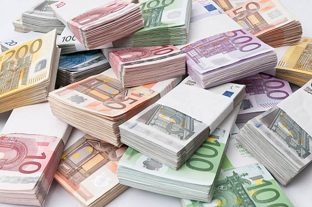 куча евро банкноты - large group of objects стоковые фото и изображения