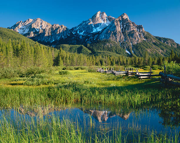 morgen lichtspiegelungen (p - sawtooth national recreation area stock-fotos und bilder