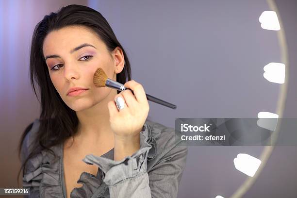 Hermosa Mujer Aplicar Polvo En Espejo Para Maquillaje Foto de stock y más banco de imágenes de Bombilla